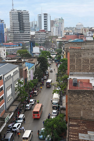 NAIROBI DOWNTOWN, KENYA - NOVEMBER 12, 2022:  The streets of Nairobi are full of traffic and vendors on the sidewalks. View from the roof. Kenya, Africaのeditorial素材