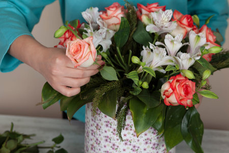 worker woman hand flowers on the deskの写真素材