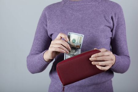 woman hand money with wallet on deskの写真素材