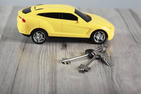  key and car model on the desk backgroundの写真素材