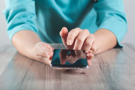 woman hand smart phone on the desk