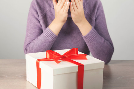 woman hand holding gift box on the deskの写真素材
