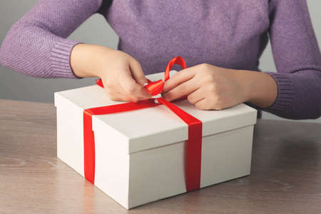 woman hand holding gift box on the deskの写真素材