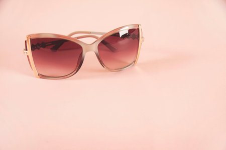 woman sunglasses on the pink tableの写真素材