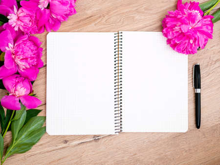 Pink floral assorted pink flower on wooden background with notepad free space, copy space for tekstの写真素材