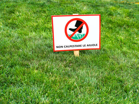 Please keep off the lawn sign in Italian language. NON CALPESTARE LE AIUOLEの写真素材