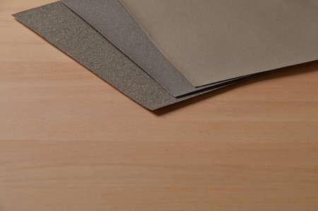 Sandpapier, schleifpapier, brown sandpapier. abstraghirovat, close up sandpapier on a workbench.の写真素材