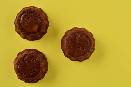 Homemade brownie brownies on yellow background. Delicious chocolate brownie cakes. Close up. Space for text.の写真素材