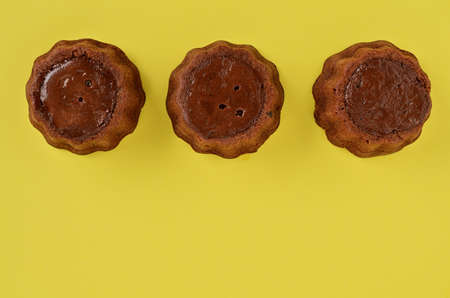 Homemade brownie brownies on yellow background. Delicious chocolate brownie cakes. Close up. Space for text.の写真素材