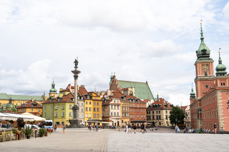 Old city. Warsaw Poland. Multicolored houses. Empty street without tourists. Warsaw, Poland - August 1, 2023.のeditorial素材