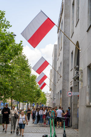 People in line. Flags of Poland on the street. National Polish Bank NBP, Narodowy Bank Polski. Money Center. Centrum Pieniadza headquarters. Polandのeditorial素材