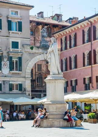 Editorial. May, 2019. Verona, Italy. Signoria Square (Piazza dei Signori) - one of the central historical squares of Verona. The Dante Monument was erected in Signoria Square in 1865のeditorial素材