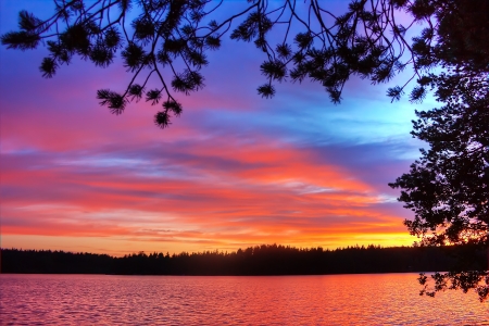 Sunrise on lakeの写真素材