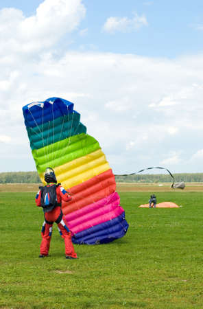 The sportsman puts a parachute after a jumpの写真素材
