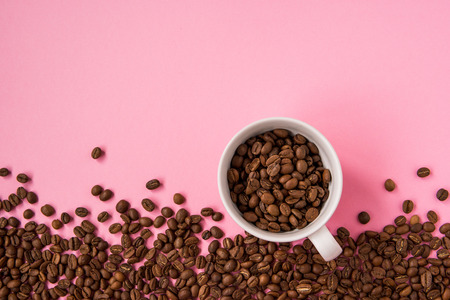 Coffee beans on a pink backround copy space.の写真素材