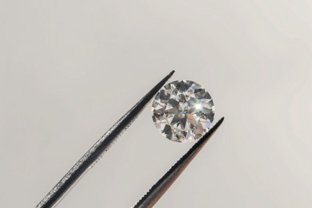 Round brilliant in Tweezers, round diamond