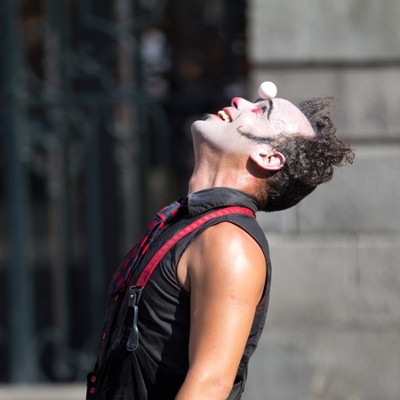 AURILLAC, FRANCE - AUGUST 23 a white ball on the forehead of a clown as part of the Aurillac International Street Theater Festival,the Company Cartoon Toylette ,on august 23, 2013, in Aurillac,France のeditorial素材