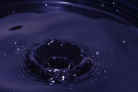 drops falling into the waterの写真素材