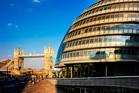 Tourists rest on the steps near City Hall in Londonのeditorial素材