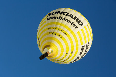 STOCKHOLM-AUG-15-2015. Yellow balloon flying over Stockholm with visitors in the basket.のeditorial素材