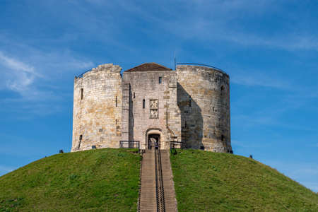 York, North Yorkshire, UK, 14/09/2020 - Cliffords Tower, Norman castle on a grass mound with blue sky on a sunny day.のeditorial素材