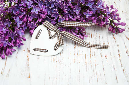 Lilac flowers on a old wooden backgroundの写真素材