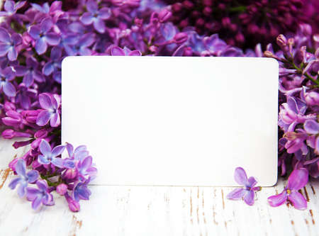 Lilac flowers with empty tag on a old wooden backgroundの写真素材