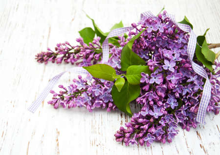 Lilac flowers on a old wooden backgroundの写真素材
