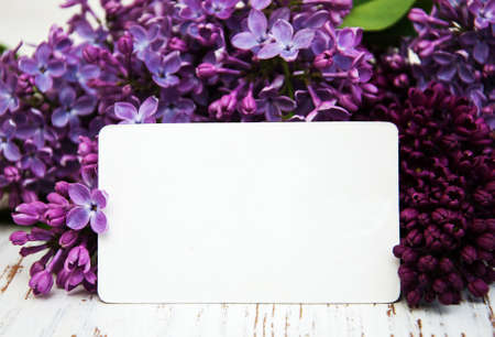 Lilac flowers with empty tag on a old wooden backgroundの写真素材