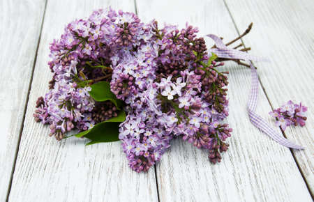 Lilac flowers on a old wooden backgroundの写真素材
