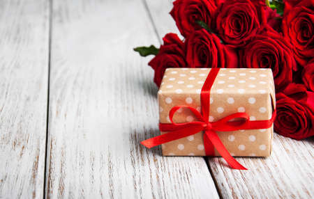 Gift box with red rosesの写真素材