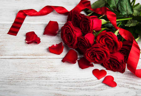 Red roses on a old wooden backgroundの写真素材