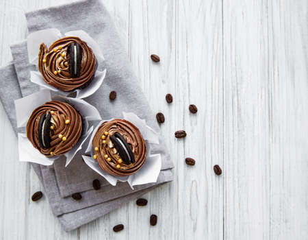 Cupcakes or muffins with chocolate cream  on ÑÑÑÐµÑ ÑÑÑÐ²ÑÑ  background. Holiday cake celebration, delicious dessert, close upの写真素材