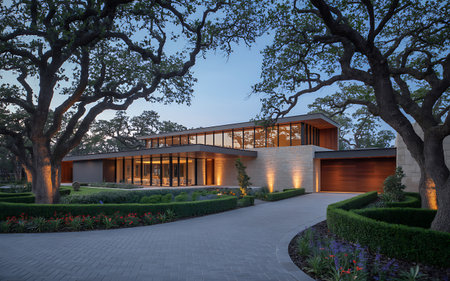 Sunset view of a modern villa with garden and walkwayの素材