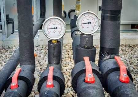 Manometers, valves and pipes with closed foam cell insulation