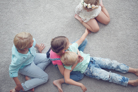 Kids playingon the floor, top viewの写真素材