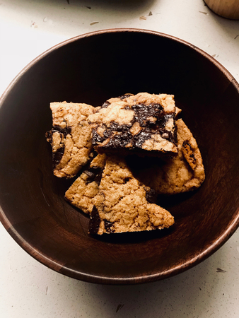 Homemade Chocolate Chip Cookies in Wooden Bowl. Organic Dessert.の写真素材