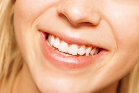 A young woman smiles happily at the viewer in this closeup image.の素材 [FY310169069276]