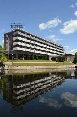 SMITHS FALLS, ONTARIO, CA, JUNE 16, 2021: A full view from the water side of the Econo Lodge Hotel located at the heart of the Rideau Canal in sensational Smiths Falls, Ontario spring of 2021.のeditorial素材