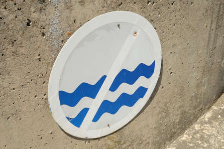 A sign posted to boaters to avoid making any waves at this area.の写真素材