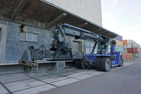 container lifter