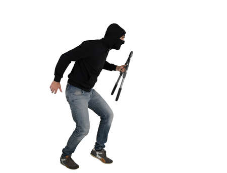Thief with balaclava acts in silence to steal apartments with wire cutters in hand