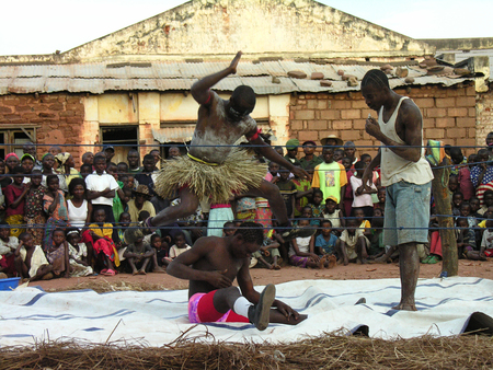 Pweto, Katanga, DRC, 20th May 2006: Wrestlers staging a fight in front of crowdのeditorial素材