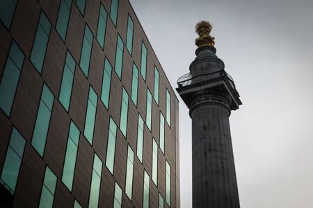 The monument to the great fire in contrast to a modern building. A tele lens was used.の写真素材