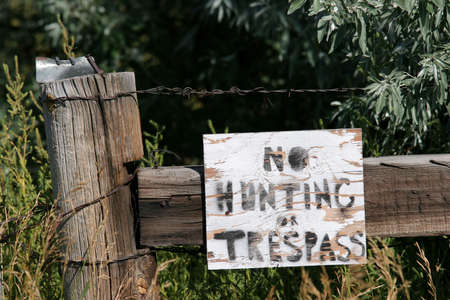 no hunting or trespassing sign, rural wyomingの写真素材
