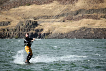 Sept. 16, 2006: Man kite surfing on Columbia River in Oregon, USA.のeditorial素材