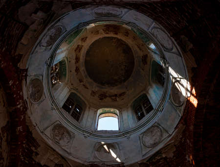 Inside view of the dome. An abandoned church in Tatarstan, Russia. Ruins of an old abandoned brick church.の写真素材