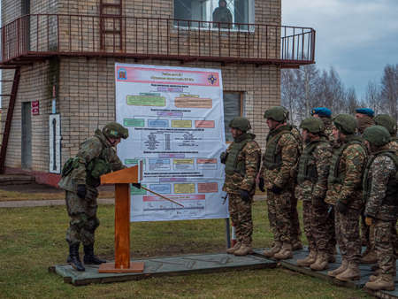 Kazan, Russia. 08 November 2021. A military officer explains the theoretical tasks to the soldiers. Training in the Armed Forces. Combat tasks for soldiers.のeditorial素材