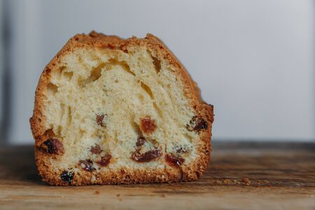 Raisin cake, dusted with icing sugar. Cupcake with raisins on a wooden boardの写真素材