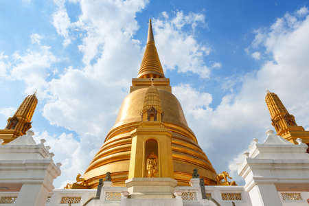 Beautiful golden stupa of the Buddhist temple Wat Bowonniwetwiharn Ratchaworawiharn, Bangkok, Thailandの写真素材